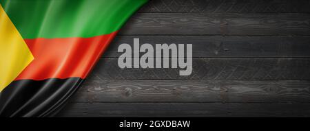 Azawad MNLA Flagge auf schwarzer Holzwand. Horizontales Panorama-Banner. Stockfoto