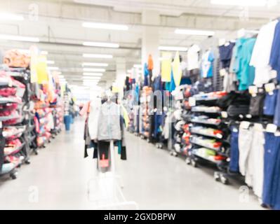 Abstrakte verschwommen Sport und Reisen SB-Warenhaus Gang mit bunten Regale als Hintergrund Stockfoto