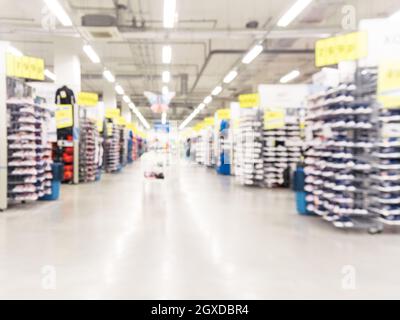 Abstrakte verschwommen Sport und Reisen SB-Warenhaus Gang mit bunten Regale als Hintergrund Stockfoto