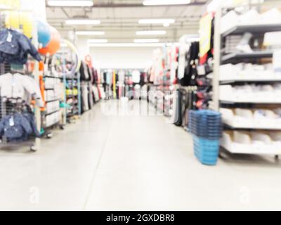 Abstrakte verschwommen Sport und Reisen SB-Warenhaus Gang mit bunten Regale als Hintergrund Stockfoto