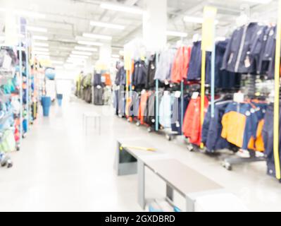 Abstrakte verschwommen Sport und Reisen SB-Warenhaus Gang mit bunten Regale als Hintergrund Stockfoto