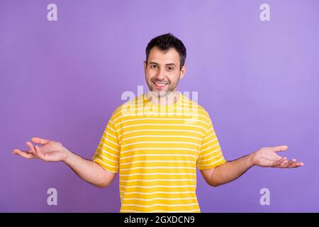 Foto Porträt Mann in T-Shirt lädt Freunde zu feiern isoliert pastelllila Hintergrund Stockfoto