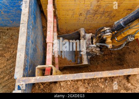 Grabenkonstruktion mit Metallgrabenstützen die Verkleidung schützt die Wände vor Einstürzen und rettet die Arbeiter. Draufsicht. Stockfoto