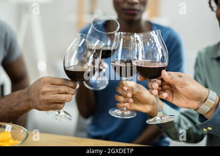 African Friends Red Wine Toast Cheers Während Der Feiern Stockfoto