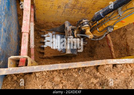 Grabenkonstruktion mit Metallgrabenstützen die Verkleidung schützt die Wände vor Einstürzen und rettet die Arbeiter. Draufsicht. Stockfoto