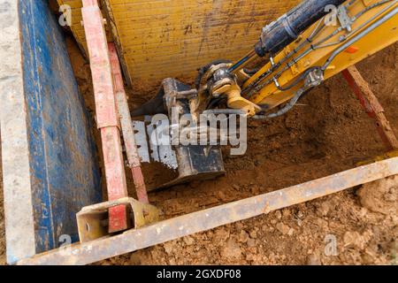 Grabenkonstruktion mit Metallgrabenstützen die Verkleidung schützt die Wände vor Einstürzen und rettet die Arbeiter. Draufsicht. Stockfoto