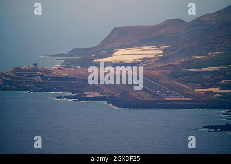 Kleiner Flughafen, der direkt am Meer gebaut und von Bergen mit Häusern und Bananenplantagen umgeben ist. Cumbre Vieja Vulkanausbruch in La Palma Canary Stockfoto