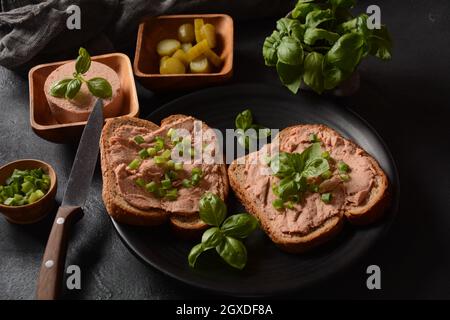 Pastete aus Hühnchen oder Gänseleber auf einem Teller Stockfoto