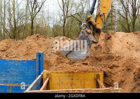 Grabenkonstruktion mit Metallgrabenstützen die Verkleidung schützt die Wände vor Einstürzen und rettet die Arbeiter. Stockfoto