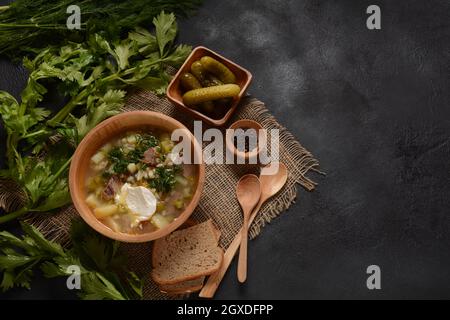 Suppe mit Rinderfleisch, eingelegten Gurken und Perlgerste. Rassolnik: Traditionelle russische Küche Stockfoto