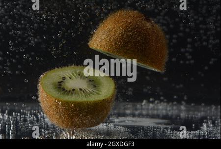 Kiwi in Wasser mit Blasen Stockfoto