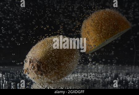 Kiwi in Wasser mit Blasen Stockfoto