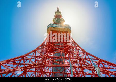 Tokyo Tower mit Sonnenstern und blauem Himmel in Japan Stockfoto