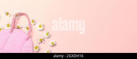 Kreatives minimalistisches Banner auf Pastell pinck. Gänseblümchen und farbige fpp2 oder KN95 Maske. Von oben. Konzept einer Frühjahrsallergie. Speicherplatz für Ihren kopieren Stockfoto