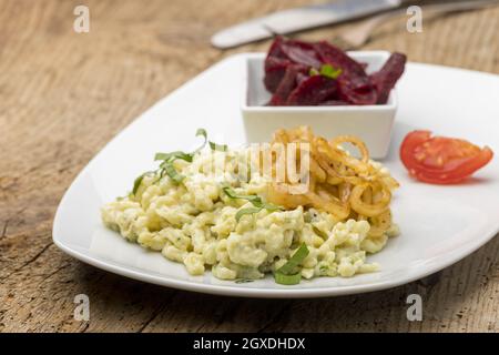 schwäbische Pasta mit Bärlauch auf einem Teller Stockfoto