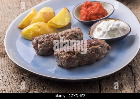 griechische Feta gefüllt Bifteki und Pommes Stockfoto