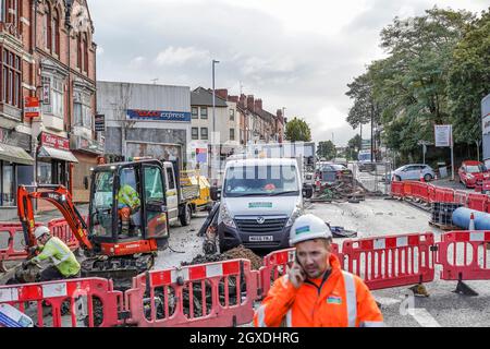 Kidderminster, Großbritannien. Oktober 2021. Eine geplatzte Wasserleitung hat heute Morgen in Kidderminster zu erheblichen Verkehrsstörungen geführt. Der Combertion Hill Highway, der zum Bahnhof Kidderminster führt, wurde aufgrund von Reinigungsarbeiten und Reparaturen gesperrt. Ein Zuschauer, der gestern Abend die geplatzte Wasserleitung sah, sagte, die Straße sah aus, als ob sie schwebte und begann dann einzustürzen, während der Verkehr zu der Zeit weiter über sie fuhr. Die gesamte Oberfläche der Straße hat sich angehoben, ebenso der Fußweg, durch den noch immer Wasser tropft. Kredit: Lee Hudson/Alamy Live Nachrichten Stockfoto