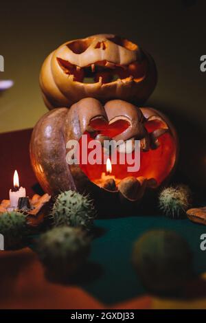 Halloween. Leuchtende Augen und Mund eines festlichen Kürbisses Stockfoto