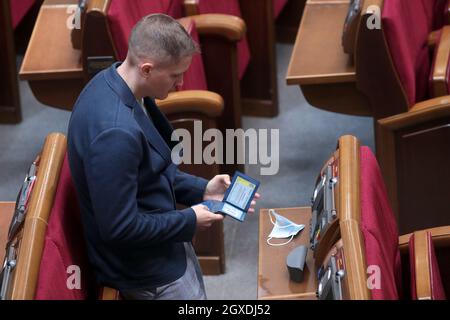 KIEW, UKRAINE - 05. OKTOBER 2021 - der Abgeordnete der Ukraine wird während der Sitzung der Werchowna Rada, Kiew, der Hauptstadt der Ukraine, abgebildet Stockfoto