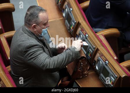 KIEW, UKRAINE - 05. OKTOBER 2021 - der Abgeordnete der Ukraine wird während der Sitzung der Werchowna Rada, Kiew, der Hauptstadt der Ukraine, abgebildet Stockfoto