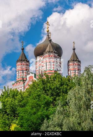 Kiew, Ukraine 07.09.2020. Feofania Park und die Kathedrale von St. Panteleimon in Kiew, Ukraine, an einem sonnigen Sommertag Stockfoto