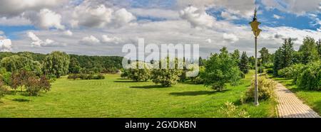 Kiew, Ukraine 07.09.2020. Feofania Park und die Kathedrale von St. Panteleimon in Kiew, Ukraine, an einem sonnigen Sommertag Stockfoto