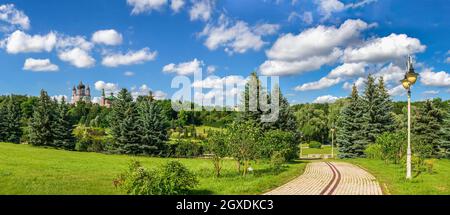 Kiew, Ukraine 07.09.2020. Feofania Park und die Kathedrale von St. Panteleimon in Kiew, Ukraine, an einem sonnigen Sommertag Stockfoto