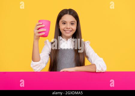 Glücklich Tween Mädchen halten Kunststoff-Tasse mit Getränk und Werbung Board für Copy Space, trinken Stockfoto