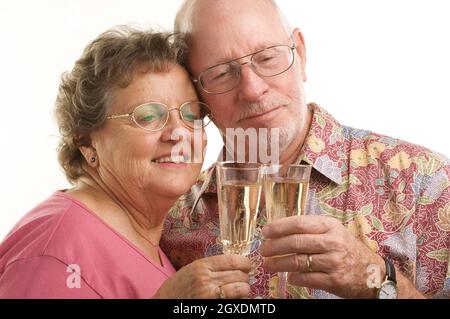 Glückliche Senior paar mit Sektgläsern toasten. Stockfoto