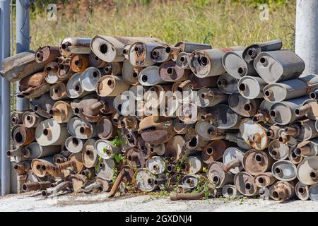 Sammlung beschädigter, rostiger Auspuff-Schalldämpfer-Katalysatoren Stockfoto