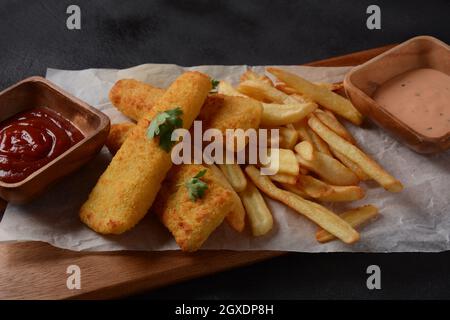 Traditionelles englisches Essen: Fisch und Chips. Gebratene Fischfilets und knusprige Pommes frites mit Ketchup und hausgemachter Tortersauce. Stockfoto