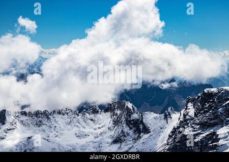 Zugspitze, Deutschland. Oktober 2021. Blick auf die Alpen von der Zugspitze. Mit 2962 Metern ist die Zugspitze der höchsten Gipfel des Wettersteingebirges und höchsten Berg Deutschlands. - Blick von der Zugspitze auf die Alpen. Mit 2962 Metern ist die Zugspitze Deutschlands höchster Berg. (Foto: Alexander Pohl/Sipa USA) Quelle: SIPA USA/Alamy Live News Stockfoto