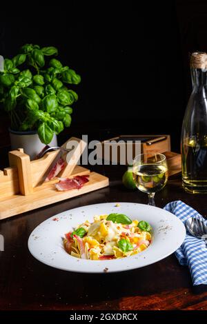 Tagliatelle mit Gorgonzola-Masarpone-Sauce und Schinken. Stockfoto