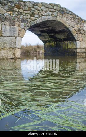 Mittelalterliche Brücke von Santiago de Bencaliz in der Nähe des Dorfes Aldea del Cano, Caceres, Spanien. Dies ist Teil der Via de la Plata Way oder Silver Route, A Stockfoto