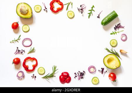 Kreatives Layout von Tomaten, Gurken, Paprika, Avocados und Salaten. Flach legen. Food-Konzept. Platz für Ihren Text. Stockfoto