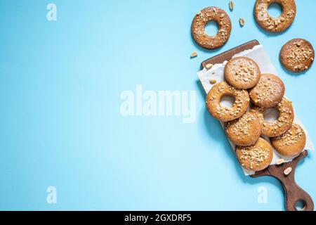 Hausgemachte Shortbread-Kekse mit Erdnüssen auf einem trendigen blauen Hintergrund. Peanut Cookie. Flach legen, Platz für Text, Lebensmittel Hintergrund. Stockfoto