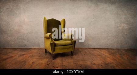 Alter Retro-Stuhl im leeren rustikalen Wohnzimmer. Vintage-Innenausstattung mit grunzigen Wänden, antiken Möbeln und strukturiertem Holzfußboden. Altmodische studi Stockfoto