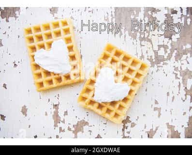 Sehr schöne belgische Waffeln auf einem alten Tisch-Inschrift von einem Happy Birthday Stockfoto