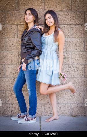 Zwei wunderschöne Mischlinge Twin Sisters Portrait im Freien. Stockfoto