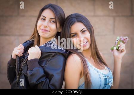 Zwei wunderschöne Mischlinge Twin Sisters Portrait im Freien. Stockfoto