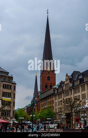 Berühmte Peterskirche und historische Gebäude am Rathausmarkt. Touristenattraktionen im Stadtzentrum. Hamburg, Deutschland, 08. Mai 2014 Stockfoto