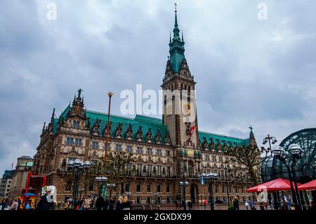 HAMBURG-DEUTSCHLAND 08. MAI 2014, Rathaus in Hamburg. Berühmte Touristenattraktion im Altstadtviertel. Rathausmarkt voller Menschen an regnerischen Tagen Stockfoto