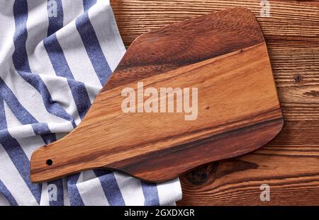 Holzschneidebrett auf Holztisch Stockfoto