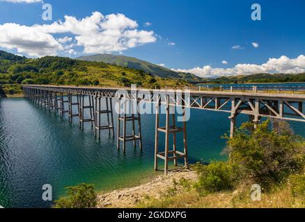 Brücke Ponte delle Stecche, Lago di Campotosto im Nationalpark Gran Sasso e Monti della Laga, Region Abruzzen, Italien Stockfoto