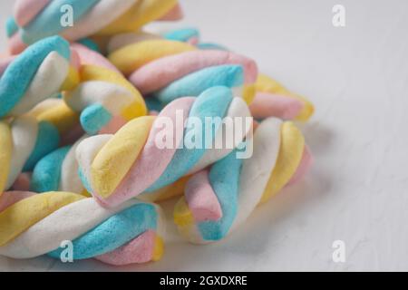 Marshmallow dreht sich. Farbige süße Kauartikel Stockfoto