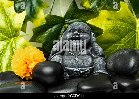 Buddha und Stapel von schwarzen Basaltsteinen Stockfoto