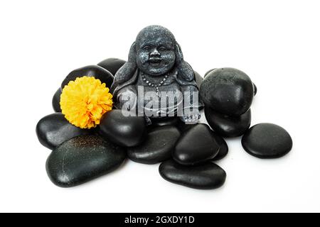 Buddha und Stapel von schwarzen Basaltsteinen Stockfoto