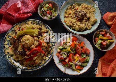 Usbekische Küche (Lebensmittel) Pilaf (plov), Salat achichuk (achuchuk).Hammelfleisch, Reis, Karotten, Pflanzenöl, Rosinen, Zwiebel, Kurkuma, schwarzer Pfeffer, Kreuzkümmel Stockfoto