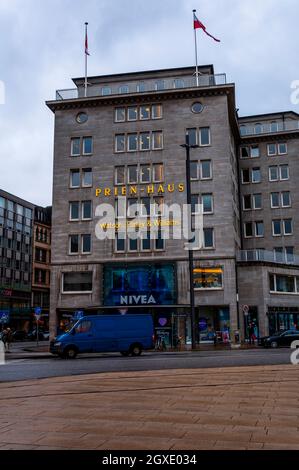 Hamburg, Deutschland, Mai 08. 2014. Prien haus, Bürogebäude mit Nivea Store im Erdgeschoss. Watson, Farley und Williams schrieben darüber. Stockfoto