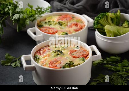 Brokkoli, Käse und Eierauflauf in Backkokotten Stockfoto